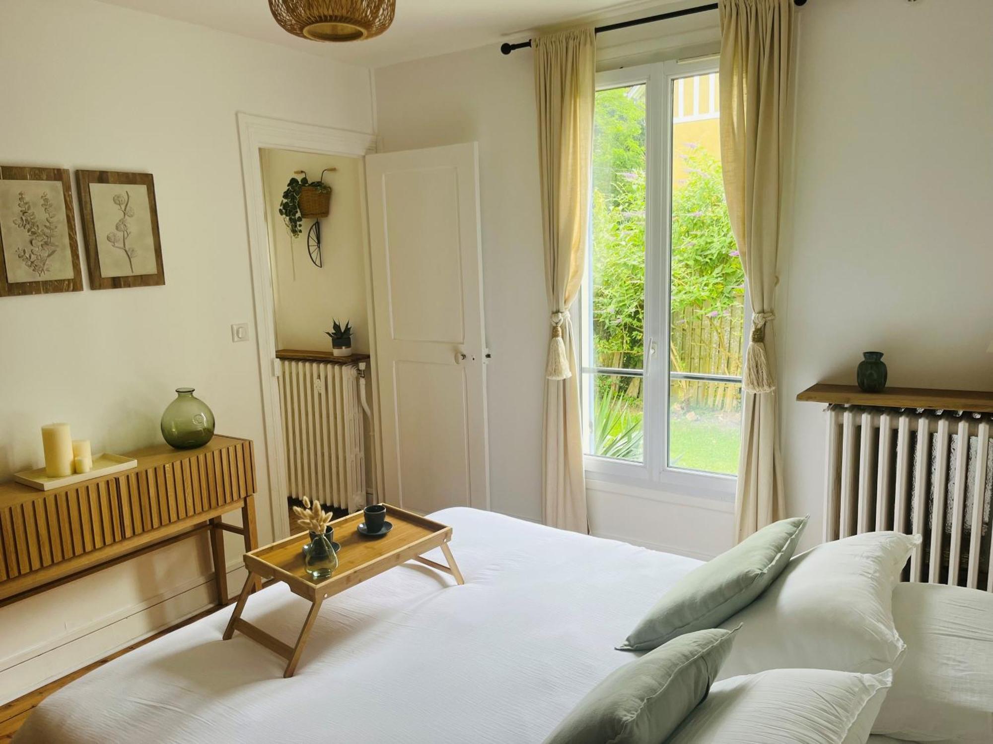 Les Volets Bleus Villa Parmain Exteriör bild