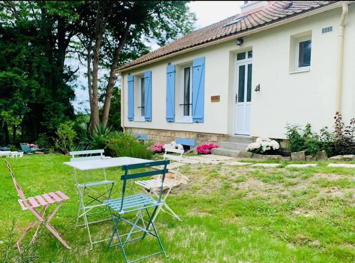 Les Volets Bleus Villa Parmain Exteriör bild