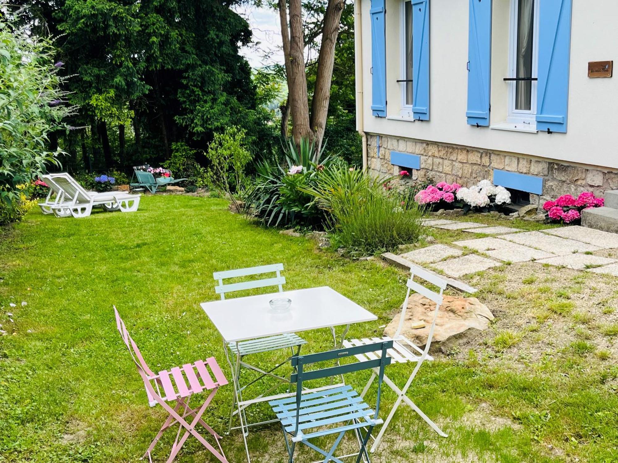 Les Volets Bleus Villa Parmain Exteriör bild